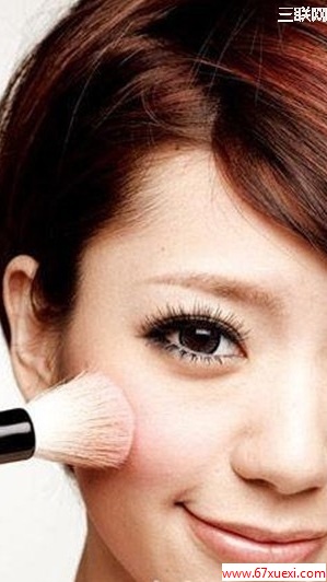 巧用腮红打造迷人气色！ www.67xuexi.com